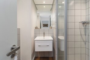 Shower, hair dryer, towels, soap - Dolce Vita | Sleek Apartment Near Promenade (Cape Town)