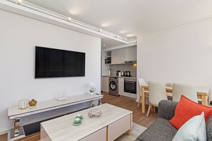TV - Dolce Vita | Sleek Apartment Near Promenade (Cape Town)