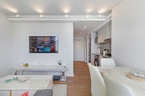 Interior - Dolce Vita | Sleek Apartment Near Promenade (Cape Town)