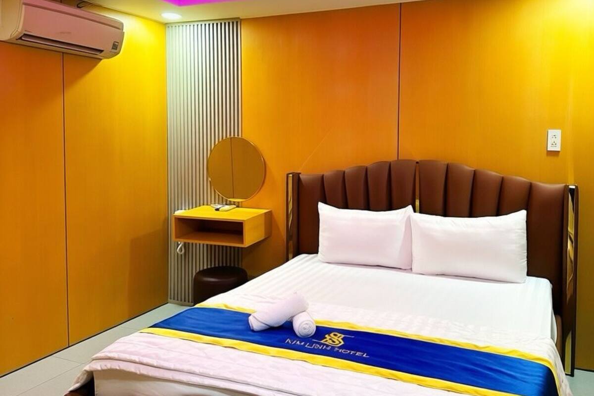Deluxe kamer | Luxe beddengoed, een minibar met enkele gratis items, een bureau