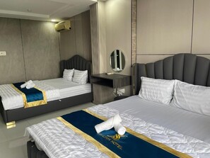 Egyptian cotton sheets, premium bedding, free minibar items, desk - Kim Linh Hotel  (Go Vap)