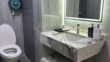 Deluxe-huone | Ylelliset vuodevaatteet, minibaari (osa tuotteista ilmaisia), työpöytä