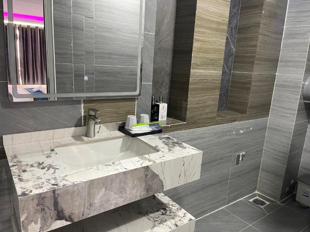 Chambre quadruple, 2 grands lits, non-fumeur, climatisation | Salle de bain