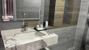 Vierbettzimmer, 2 Queen-Betten, Nichtraucher, Klimaanlage | Badezimmer