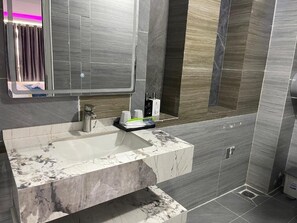 Vierpersoonskamer, 2 queensize bedden, niet-roken, airconditioning | Badkamer