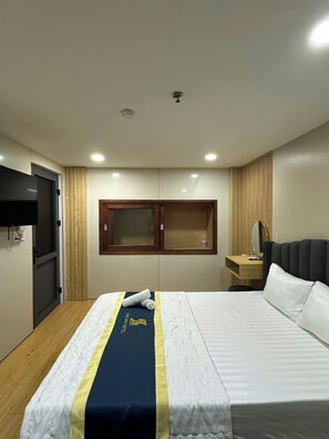 Egyptian cotton sheets, premium bedding, free minibar items, desk - Kim Linh Hotel  (Go Vap)