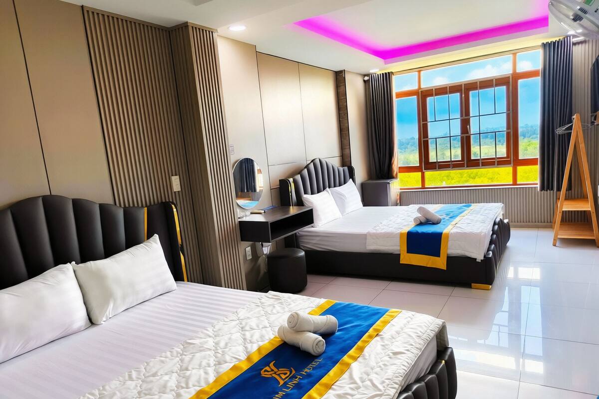 Familiekamer | Luxe beddengoed, een minibar met enkele gratis items, een bureau
