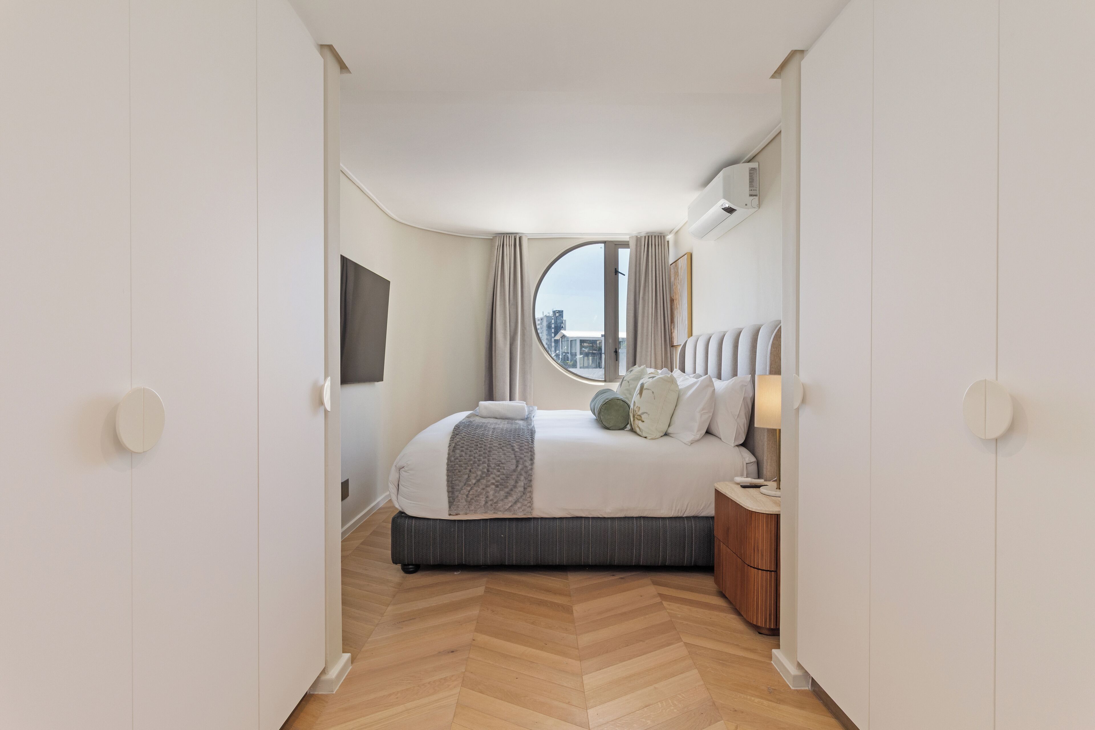 1 habitación, tabla de planchar con plancha, internet y ropa de cama 