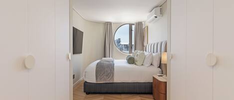 1 habitación, tabla de planchar con plancha, internet y ropa de cama