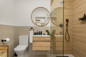 Dusche, Haartrockner, Handtücher, Seife