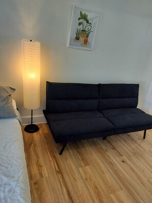 Living area - Cozy 1-bedroom studio in awesome Hollywood with AC 120 (Hollywood)