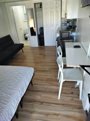 1 bedroom, Internet, bed sheets - Cozy 1-bedroom studio in awesome Hollywood with AC 120 (Hollywood)