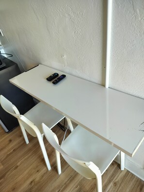 Dining - Cozy 1-bedroom studio in awesome Hollywood with AC 120 (Hollywood)