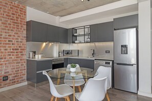 Kühlschrank, Mikrowelle, Ofen, Herdplatte