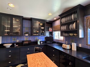 Private kitchen - Perfect 2-bedroom townhome with AC in delightful Los Angeles (Los Angeles)