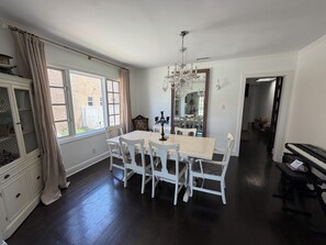 Dining - Perfect 2-bedroom townhome with AC in delightful Los Angeles (Los Angeles)