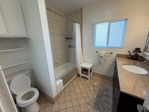 Hair dryer, towels, soap, toilet paper - Perfect 2-bedroom townhome with AC in delightful Los Angeles (Los Angeles)