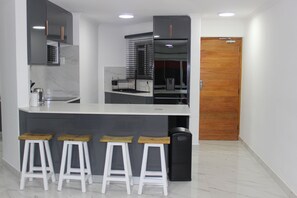 Private kitchen - Serene 2-bedroom apartment in Cape Town perfect for relaxing stays (Cape Town)
