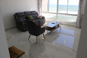 Living area - Serene 2-bedroom apartment in Cape Town perfect for relaxing stays (Cape Town)