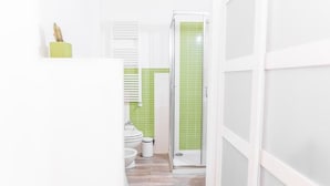 A bathroom with a shower, toilet, and sink. - The Florence Nest B-side (Firenze)