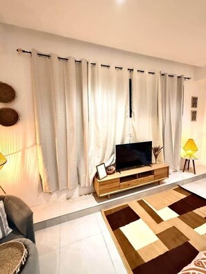 TV - Modern Afro Luxury Studio in Almadies | Pool + Gym (Dakar)