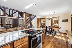 Fridge, microwave, oven, stovetop - Lodge Near SDC with 2 King Suites and Pools (Branson)