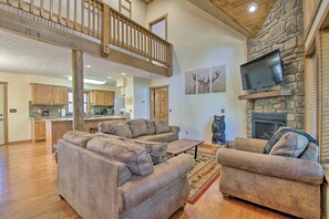 Smart TV, fireplace, video games, books - Lodge Near SDC with 2 King Suites and Pools (Branson)