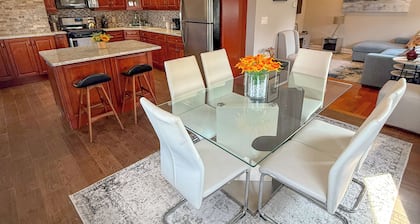 Modern 2BR Living: Mins to NYC and Metlife Stadium