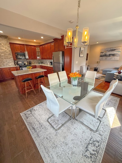 Modern 2BR Living: Mins to NYC and Metlife Stadium