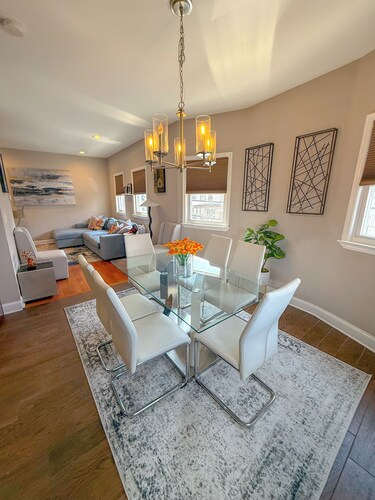 Modern 2BR Living: Mins to NYC and Metlife Stadium