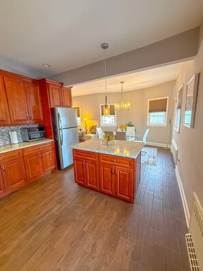 Private kitchen - Modern 2BR Living: Mins to NYC and Metlife Stadium (North Bergen)