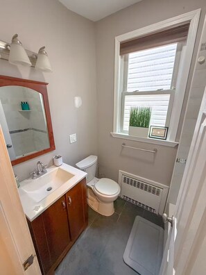 Bathroom - Modern 2BR Living: Mins to NYC and Metlife Stadium (North Bergen)