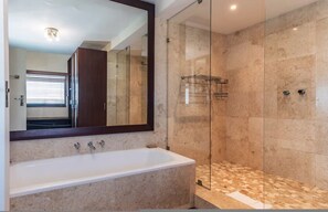 Douche, sèche-cheveux, serviettes fournies