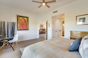 2 bedrooms, desk, iron/ironing board, Internet - Private Golf Cart! 55-Plus Green Valley Getaway (Green Valley)