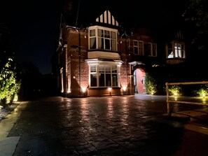 Exterior - Luxury Group Retreat • Hot Tub • Sleeps 10 • Large Garden & Parking for 6 Cars (Burton upon Trent)