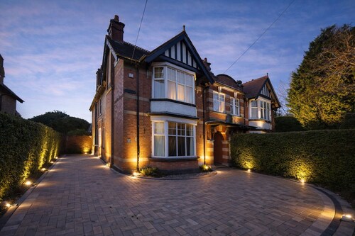 Luxury Group Retreat • Hot Tub • Sleeps 10 • Large Garden & Parking for 6 Cars