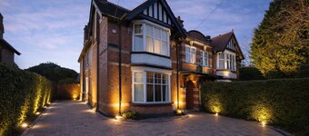 Luxury Group Retreat • Hot Tub • Sleeps 10 • Large Garden & Parking for 6 Cars