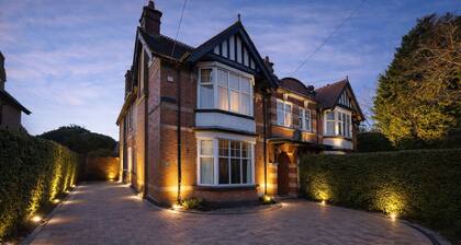 Luxury Group Retreat • Hot Tub • Sleeps 10 • Large Garden & Parking for 6 Cars