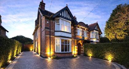Luxury Group Retreat • Hot Tub • Sleeps 10 • Large Garden & Parking for 6 Cars