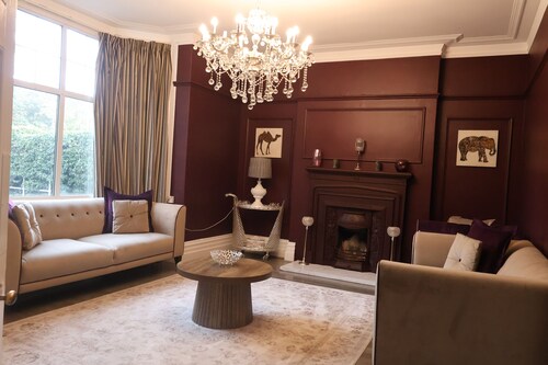 Luxury Group Retreat • Hot Tub • Sleeps 10 • Large Garden & Parking for 6 Cars