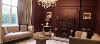 Luxury Group Retreat • Hot Tub • Sleeps 10 • Large Garden & Parking for 6 Cars