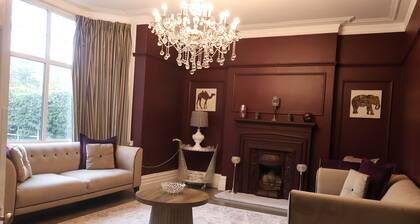 Luxury Group Retreat • Hot Tub • Sleeps 10 • Large Garden & Parking for 6 Cars