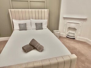 5 bedrooms, iron/ironing board, free WiFi, bed sheets - Luxury Group Retreat • Hot Tub • Sleeps 10 • Large Garden & Parking for 6 Cars (Burton upon Trent)