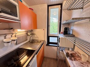 Wasserkocher mit Kaffee-/Teezubehör, Kühlschrank, Mikrowelle, Ofen