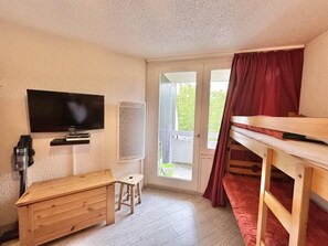 Room - 50m from ski slopes, 2nd floor, view parking/firs, balcony, ski locker, 36m², Vars (Vars)