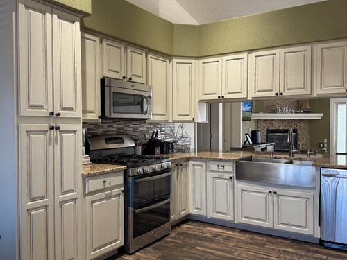 Large 3-bedroom Pool Home in Bullhead City close to the Casinos, Lake and River