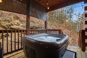 Outdoor spa tub - Cozy Cardinal with Hot Tub (Sevierville)