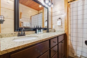 Shower, hair dryer, towels - Cozy Cardinal with Hot Tub (Sevierville)