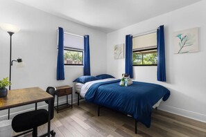 Room - Wellness Retreat • Sleeps 12 + Yard + Patio (West Palm Beach)