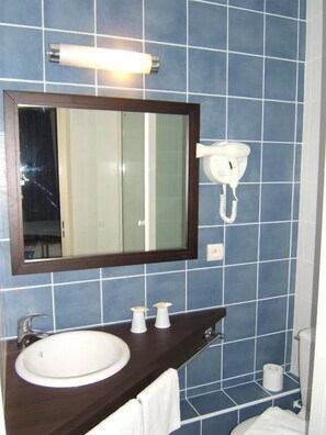 Bathroom - Kyriad Chambery La Ravoire (La Ravoire)